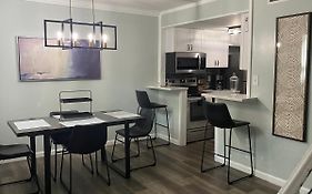 Hhi Homes- Newly Renovated Cozy Modern Pet-Friendly Villa-Ideal Location